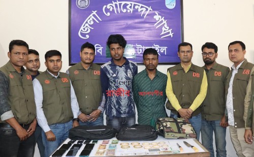 ঢাকা-রাজশাহী সড়কে বাসে ডাকাতি ও শ্লীলতাহানির ঘটনায় আলমগীরসহ দুইজন গ্রেফতার