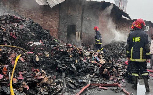 শ্যামপুরে প্লাস্টিক কারখানায় আগুন নিয়ন্ত্রণে, নির্বাপণ কাজ চলমান