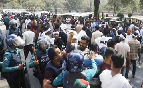 সচিবালয়ের সামনে চাকরিচ্যুত পুলিশ সদস্যদের আন্দোলন, পুলিশ লাঠিপেটা করে সরিয়ে দিল