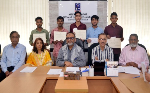 ঢাকা বিশ্ববিদ্যালয়ে ১২ শিক্ষার্থীকে বৃত্তি প্রদান: নাজমা বেগম ট্রাস্ট ফান্ড ও রাষ্ট্রবিজ্ঞান সতীর্থ ফোরাম