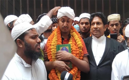 ঢাকা বিশ্ববিদ্যালয়ে ছাত্রীকে পোশাক নিয়ে হেনস্তার অভিযোগে মোস্তফা আসিফের জামিন