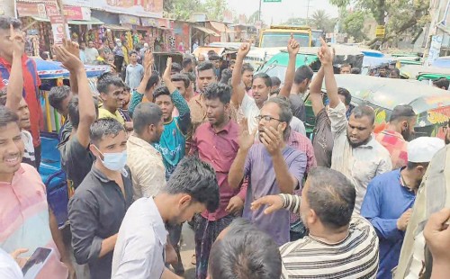 আখাউড়ায় চাঁদাবাজি বন্ধের দাবিতে সিএনজি চালকদের বিক্ষোভ