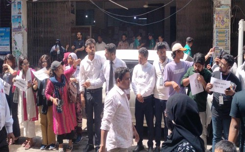 বনানীতে পারভেজ হত্যার প্রতিবাদে শিক্ষার্থীদের বিক্ষোভ, দ্রুত বিচারের দাবি
