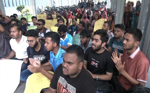 বাংলাদেশ কৃষি বিশ্ববিদ্যালয়ে ৬ দফা দাবিতে শিক্ষার্থীদের বিক্ষোভ | ময়মনসিংহ