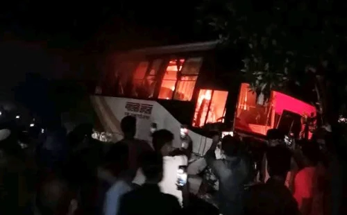 ময়মনসিংহে পৃথক সড়ক দুর্ঘটনায় ১০ জন নিহত, বাসে আগুন