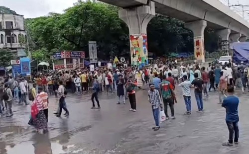 শাহবাগ মোড়ে জুলাই সনদের দাবিতে অবরোধ, যান চলাচল বন্ধ