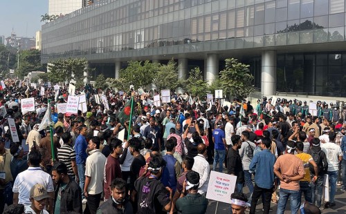 এনইআইআর সংস্কার ও শুল্ক বৈষম্যের দাবিতে মোবাইল ব্যবসায়ীদের সড়ক অবরোধ: বিটিআরসি’র সামনে বিক্ষোভ