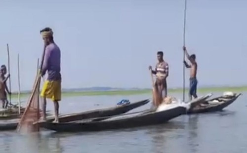 শামুক তুলতেও চাঁদা: নেত্রকোনায় এমপি লুৎফুজ্জামান বাবরের নির্দেশ উপেক্ষিত