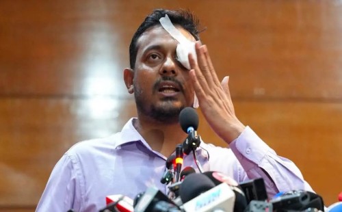 চোখে ব্যান্ডেজ বেঁধে প্রতীকী প্রতিবাদ নাসীরুদ্দীন পাটওয়ারীর