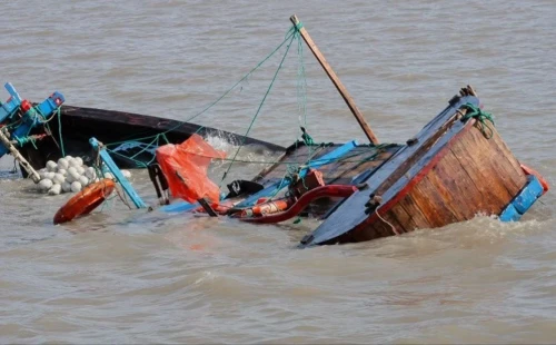 বঙ্গোপসাগরে ঝড়ের কবলে ১৬ জেলে নিয়ে ট্রলারডুবি, নিখোঁজ ১