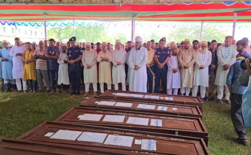 এক সারিতে রাখা ৭ মরদেহ, কান্না আর শোকে সম্পন্ন হলো জানাজা