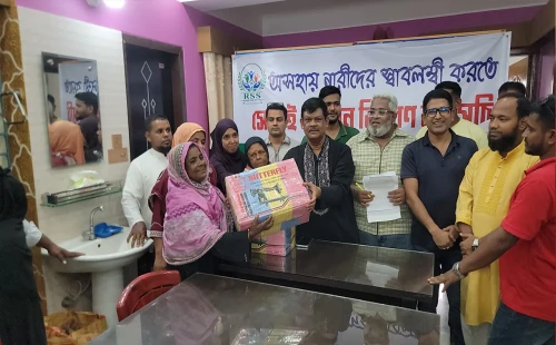 অসহায় নারীদের মাঝে সেলাই মেশিন বিতরণ রহমাতুল্লাহর