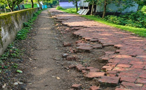 ধোবাউড়া থানার সামনে দীর্ঘদিন ধরে বেহাল সড়ক, দুর্ভোগে স্থানীয়রা