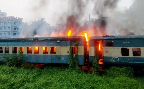চট্টগ্রামে ট্রেনের পরিত্যক্ত বগিতে হঠাৎ আগুন: ফায়ার সার্ভিস ও স্থানীয়দের প্রচেষ্টায় র