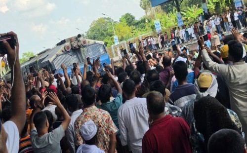 কসবা স্টেশনে যাত্রাবিরতি শুরু মহানগর প্রভাতীর, আনন্দে মেতে উঠলেন স্থানীয়রা