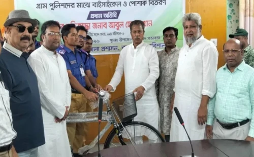 বরিশালে গ্রাম পুলিশদের মাঝে বাইসাইকেল ও পোশাক বিতরণ