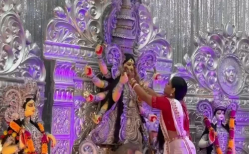 ফ্রান্সে দুর্গোৎসবে মেতেছেন প্রবাসী বাঙালিরা