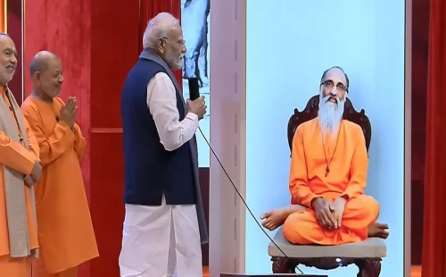 ১৯৯৩ সালে প্রয়াত চিন্ময়ানন্দের এআই অ্যাভাটারের কাছে আশীর্বাদ চাইলেন মোদি