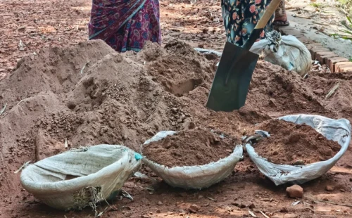 বালুর বদলে ইটের গুঁড়া— দেড় কোটি টাকার রাস্তা নির্মাণে ‘গোঁজামিলের’ অভিযোগ