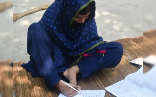 পা দিয়ে লিখে আইন বিষয়ে স্নাতক-স্নাতকোত্তর পাশ, এবার সিভিল জজ হতে চান বিউটি